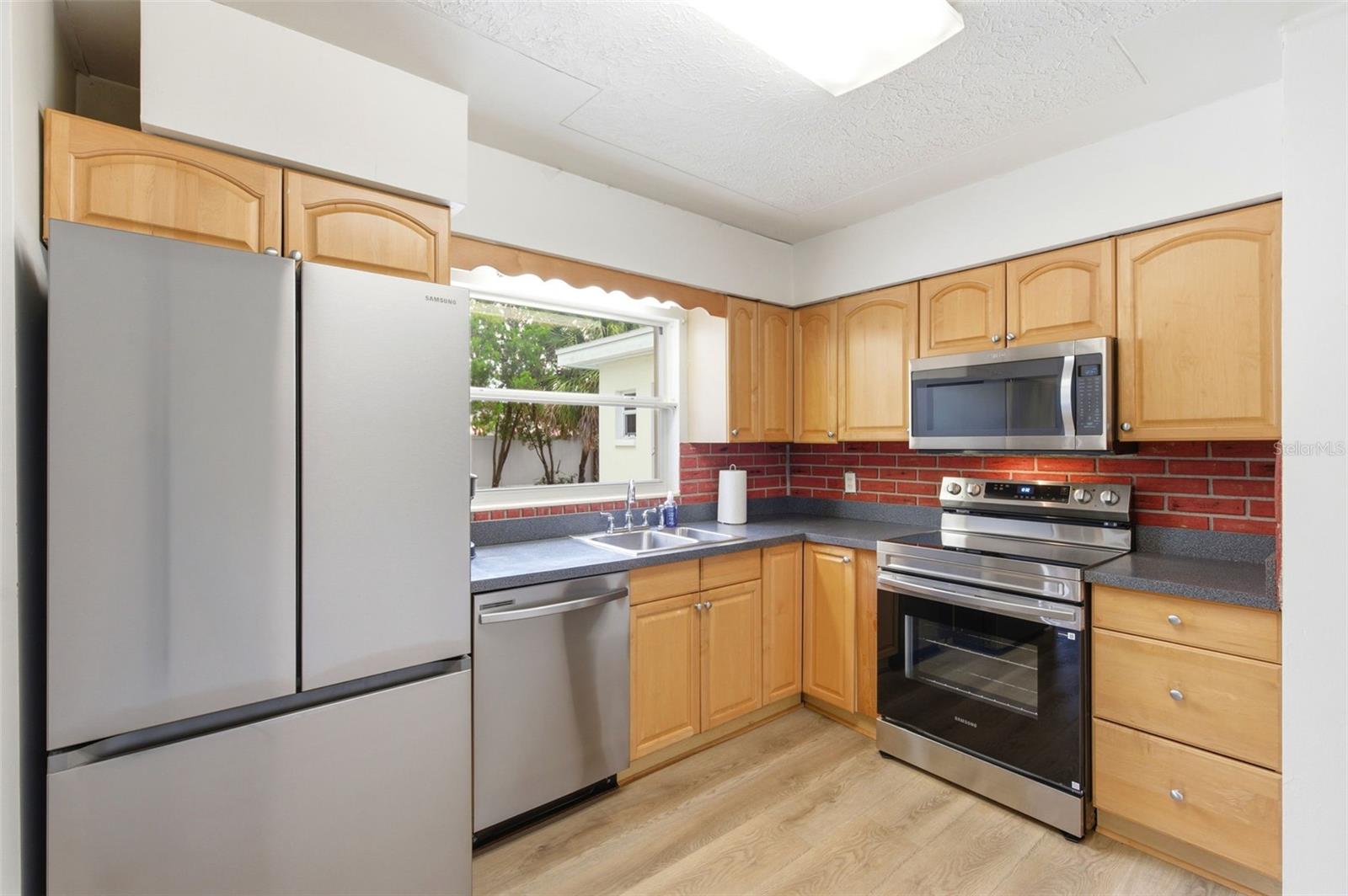 10651 125TH AVE, LARGO, FL — photo 2