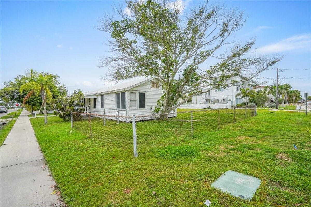 121 48TH ST, HOLMES BEACH, FL — photo 27