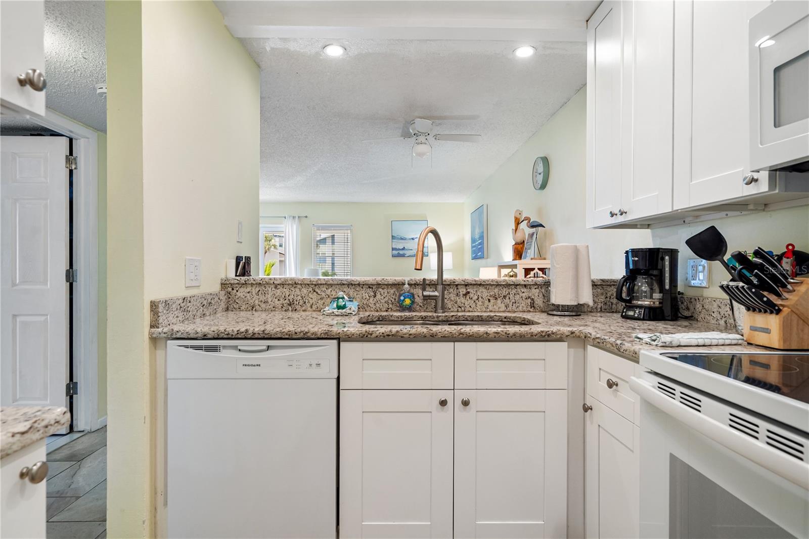 230 MEDALLION BLVD #E, MADEIRA BEACH, FL — photo 10
