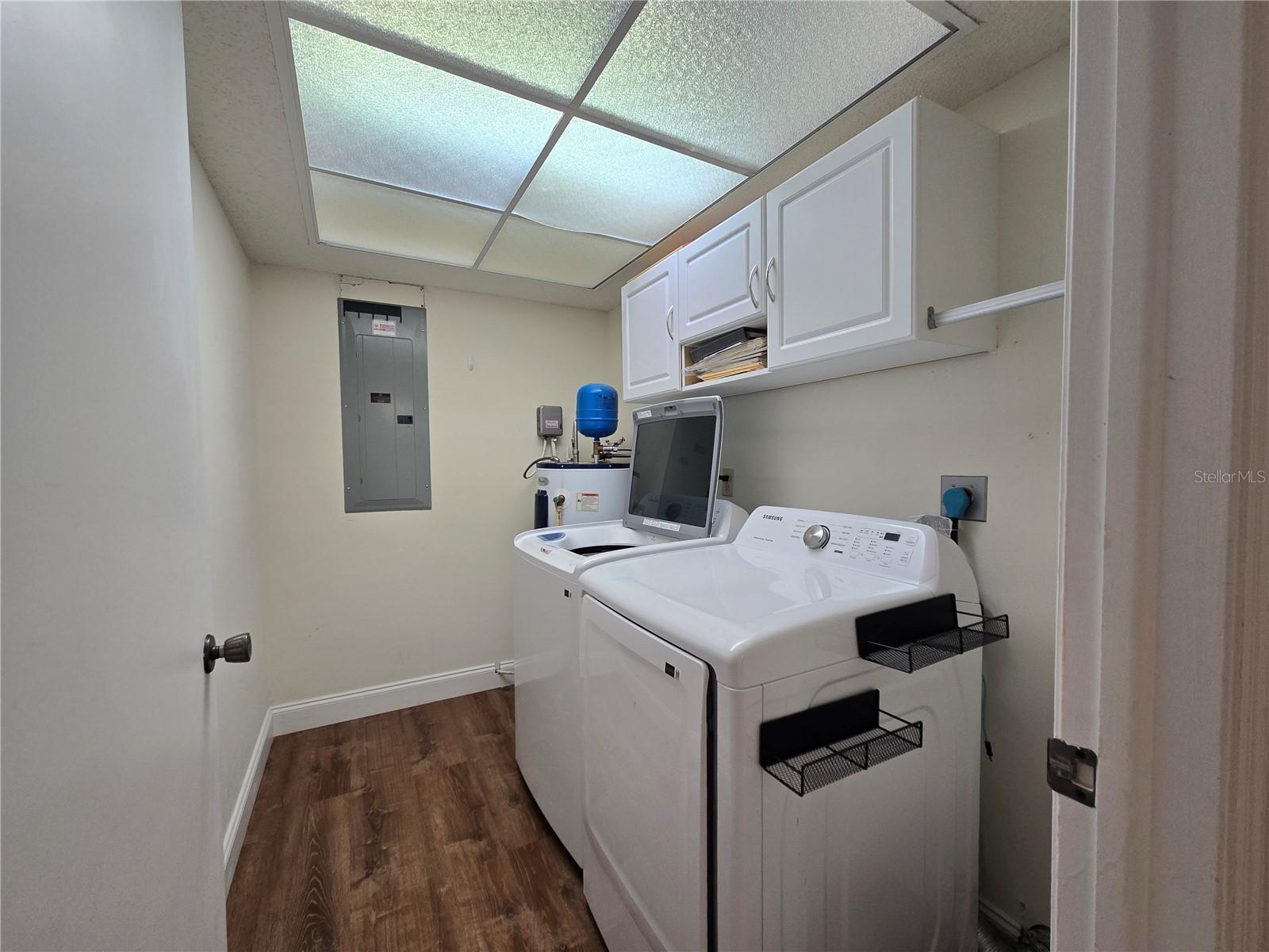 300 CYPRESS CREEK CIR, OLDSMAR, FL — photo 23