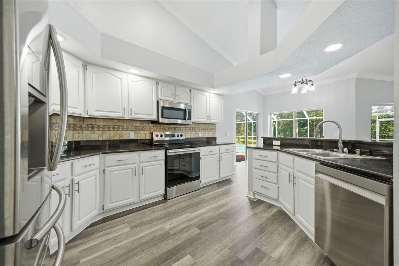 504 STRATFIELD DR, LUTZ, FL — photo 2