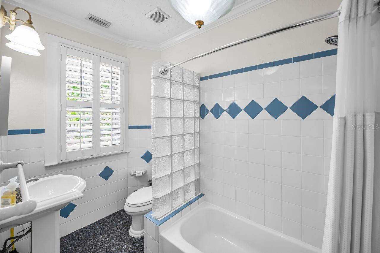 732 and 732 1/2 NE OAK ST, ST PETERSBURG, FL — photo 40