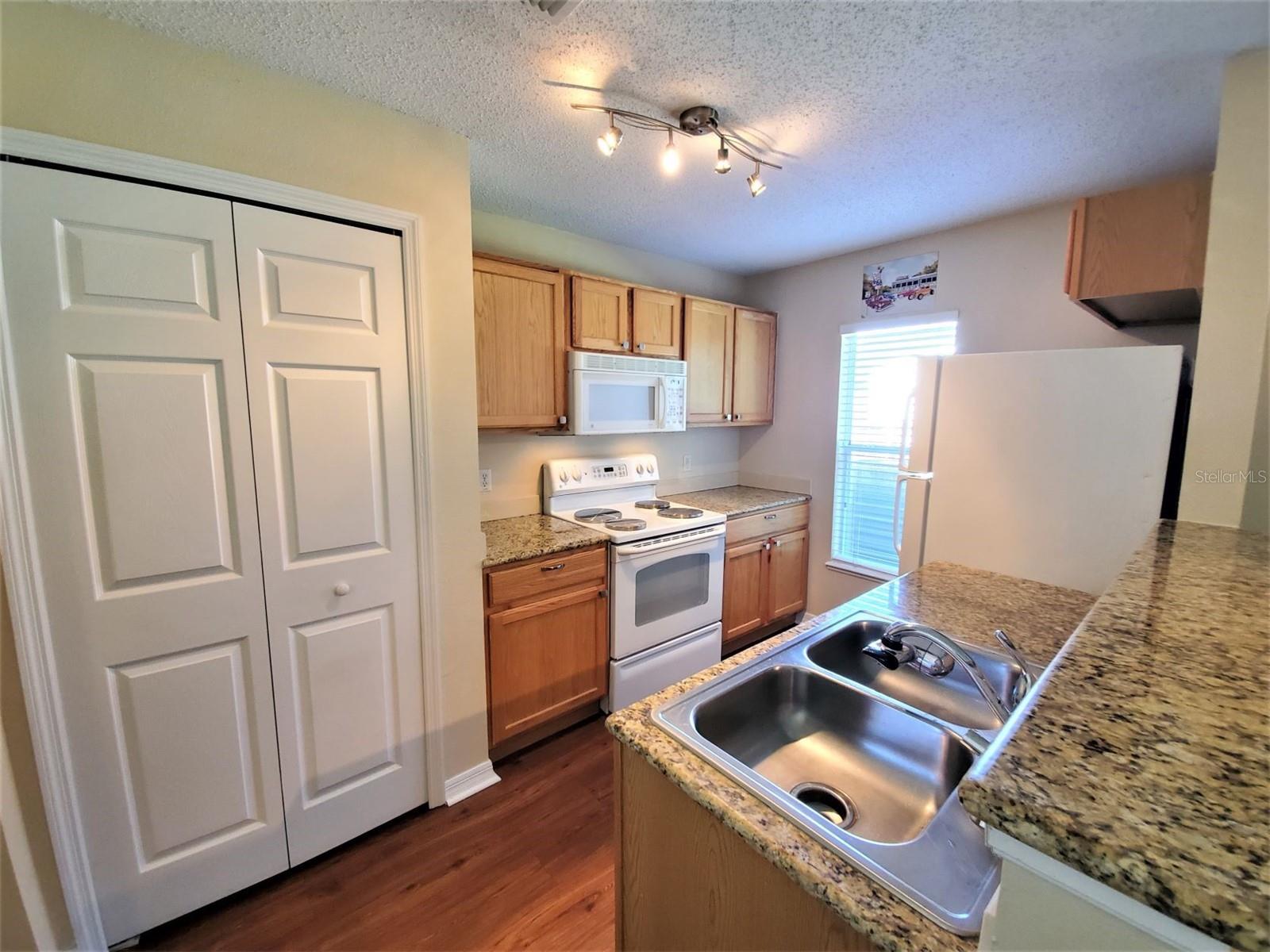9870 ASHBURN LAKE DR, TAMPA, FL — photo 7