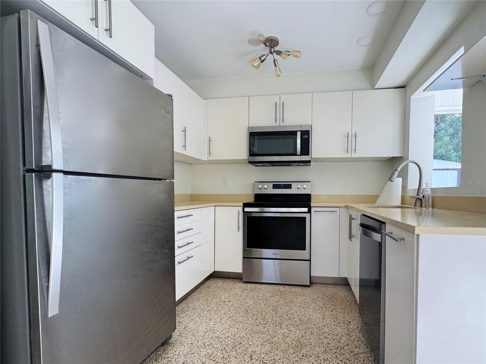 4722 STEVENS DR, SARASOTA, FL — photo 3