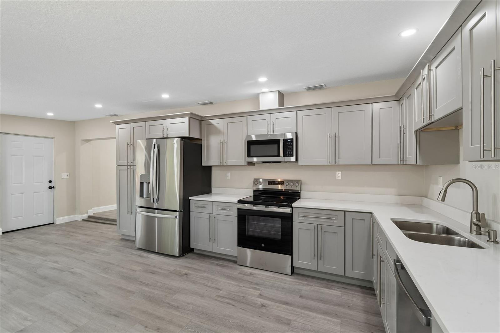 6532 S WEST SHORE CIR, TAMPA, FL — photo 8