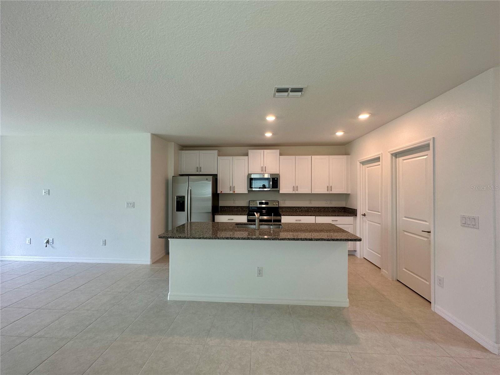 11131 RADIANT SHORE LOOP, SAN ANTONIO, FL — photo 5