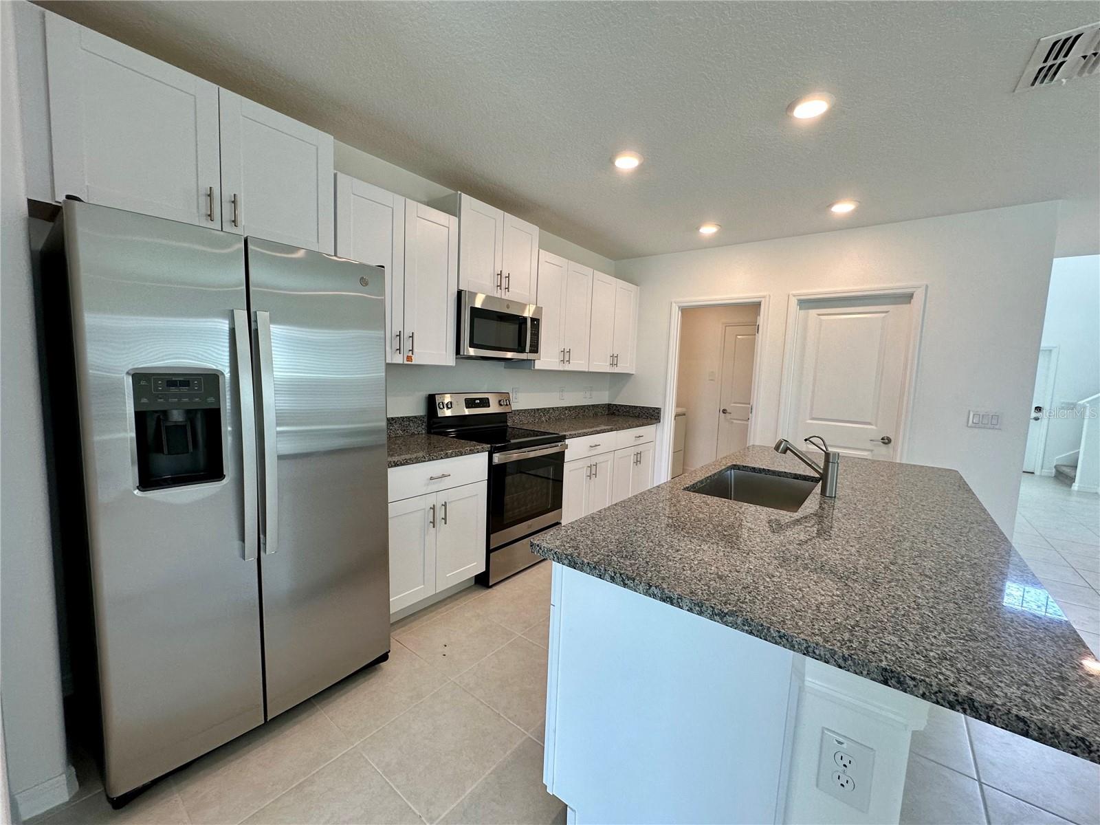 11131 RADIANT SHORE LOOP, SAN ANTONIO, FL — photo 9