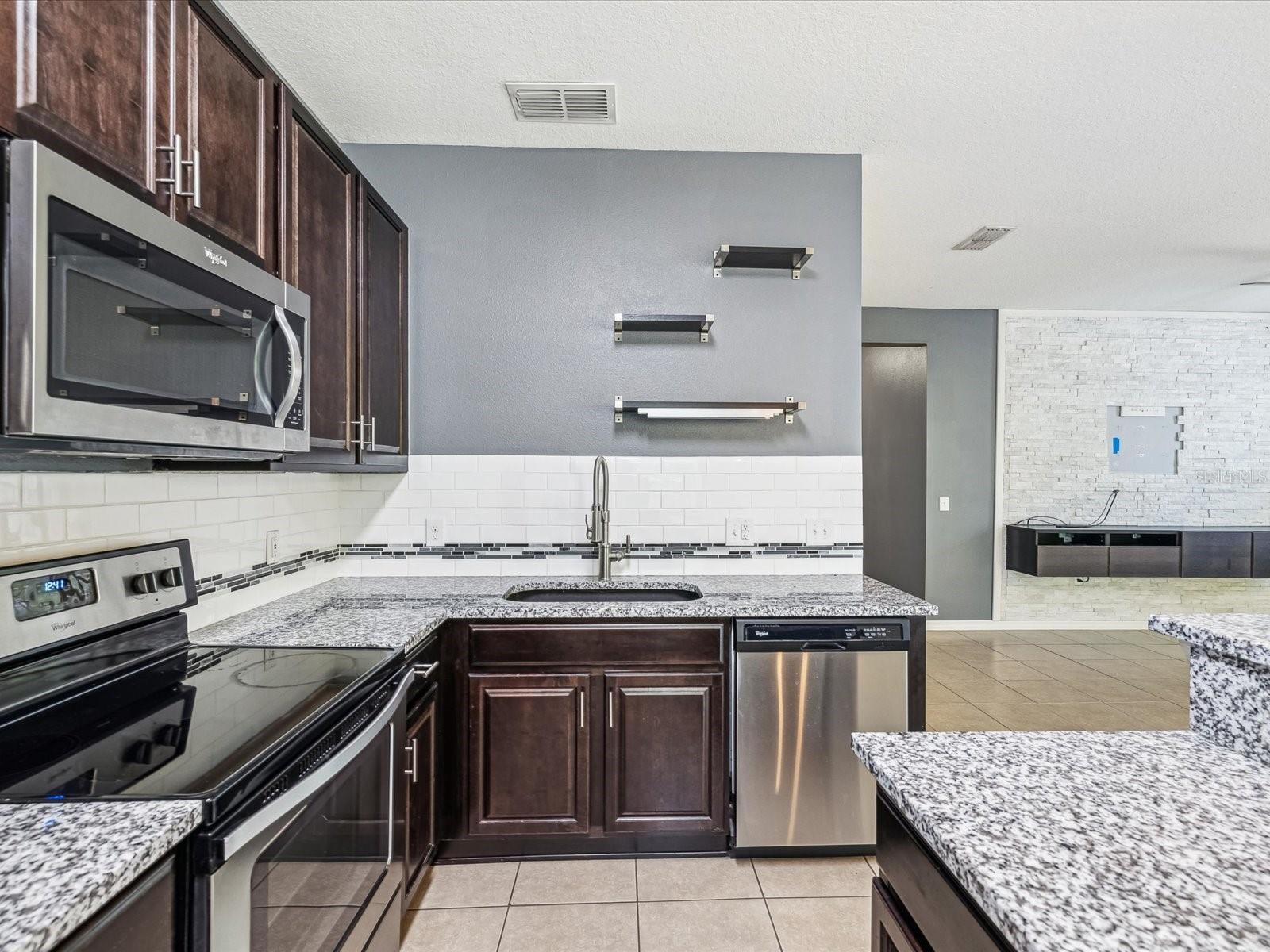 11525 SOUTHERN CREEK DR, GIBSONTON, FL — photo 17