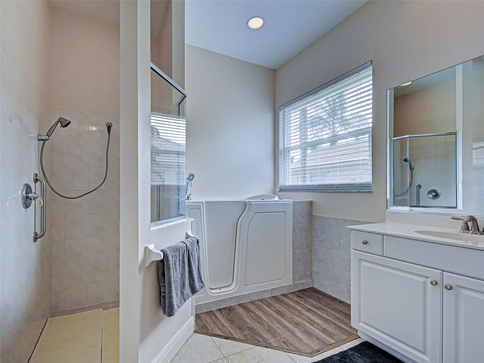 5017 BELLA TERRA DR, VENICE, FL — photo 32