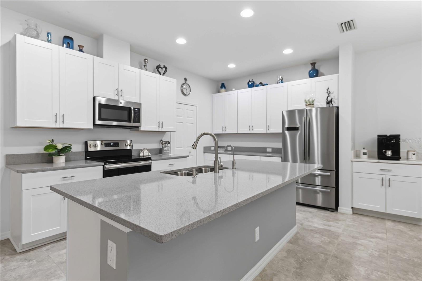 8512 CACHE DR, SARASOTA, FL — photo 24