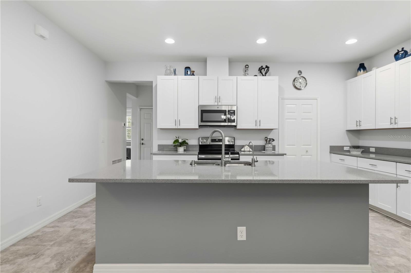 8512 CACHE DR, SARASOTA, FL — photo 25
