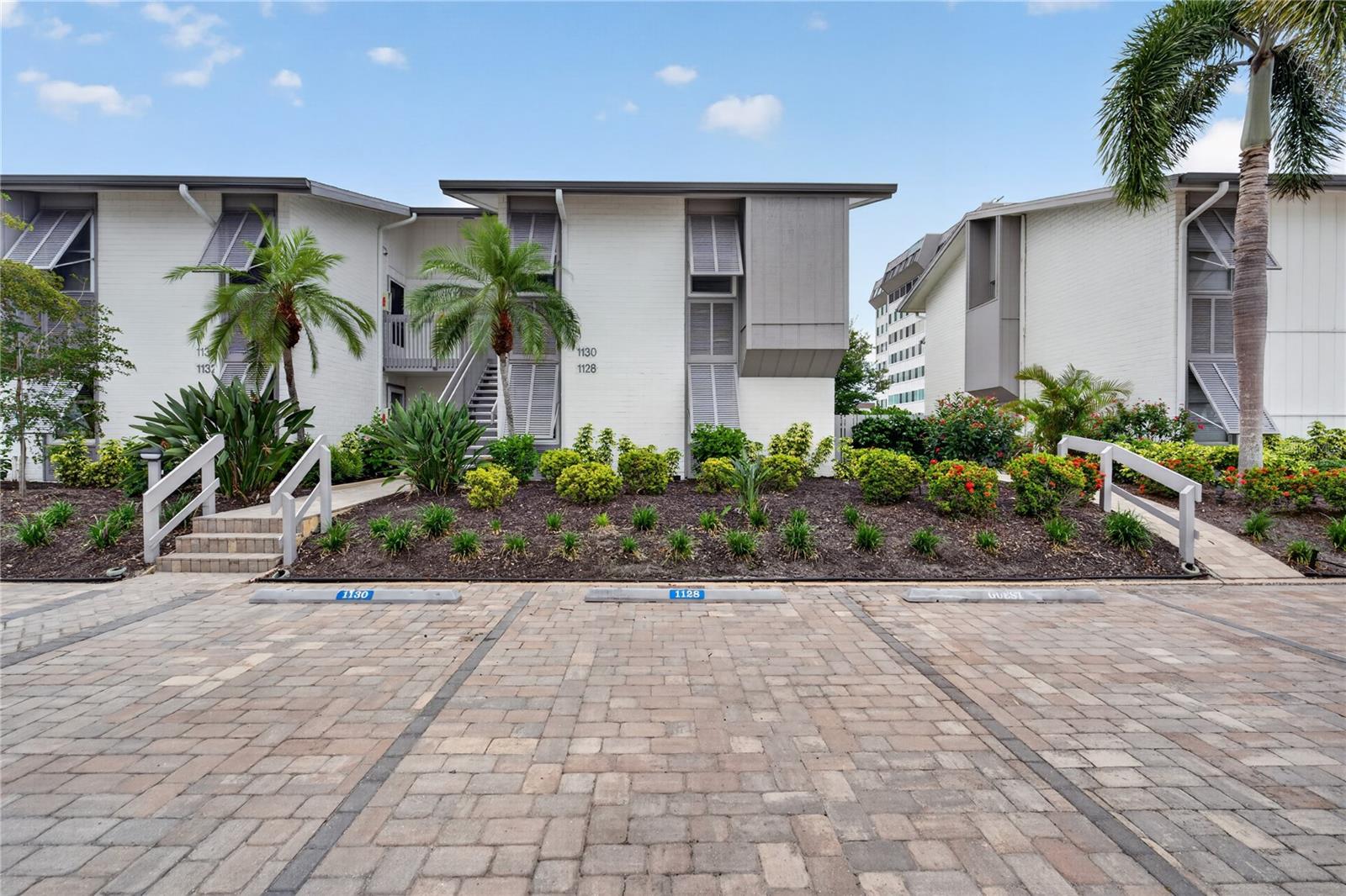 1128 W PEPPERTREE LN #111, SARASOTA, FL — photo 2