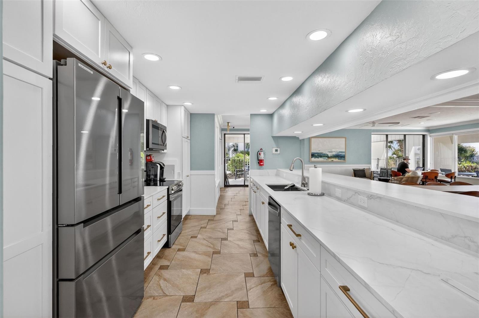 1128 W PEPPERTREE LN #111, SARASOTA, FL — photo 41
