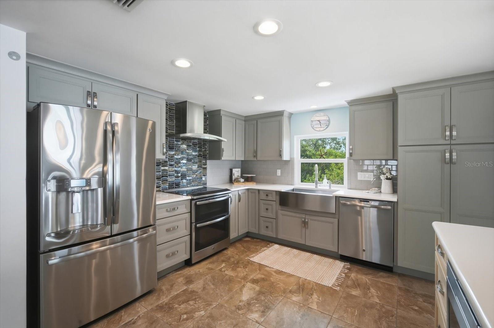 2811 AVENUE C, HOLMES BEACH, FL — photo 11