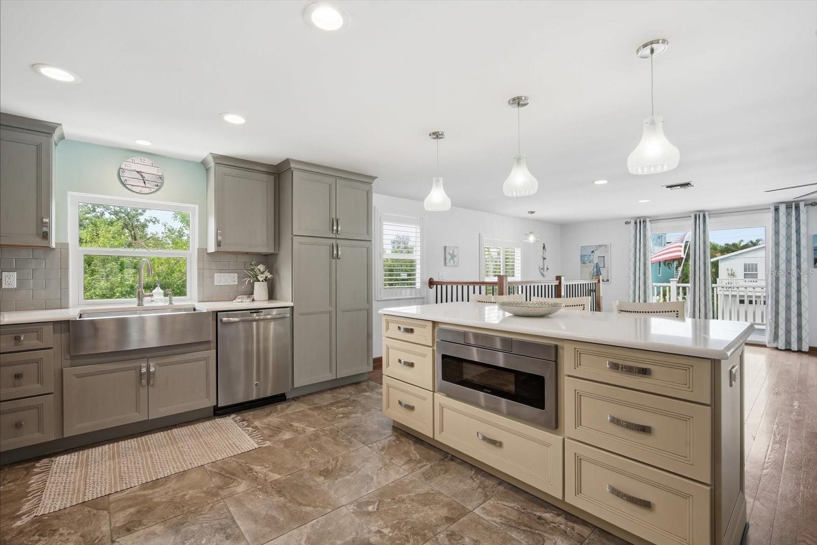 2811 AVENUE C, HOLMES BEACH, FL — photo 12