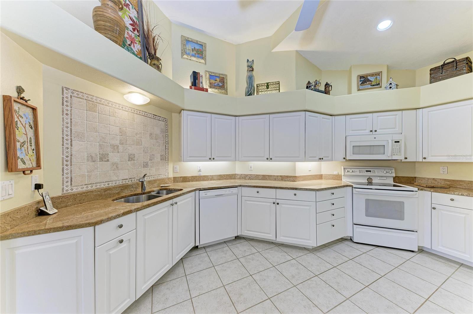 3883 ALAMANDA DR, SARASOTA, FL — photo 8
