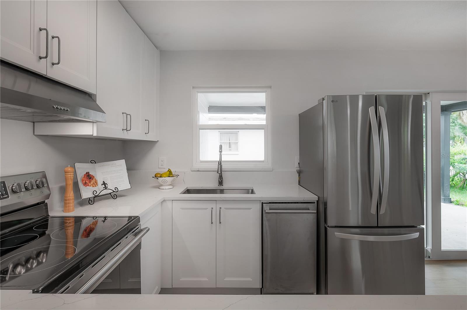 1911 W CHERRY ST, TAMPA, FL — photo 10