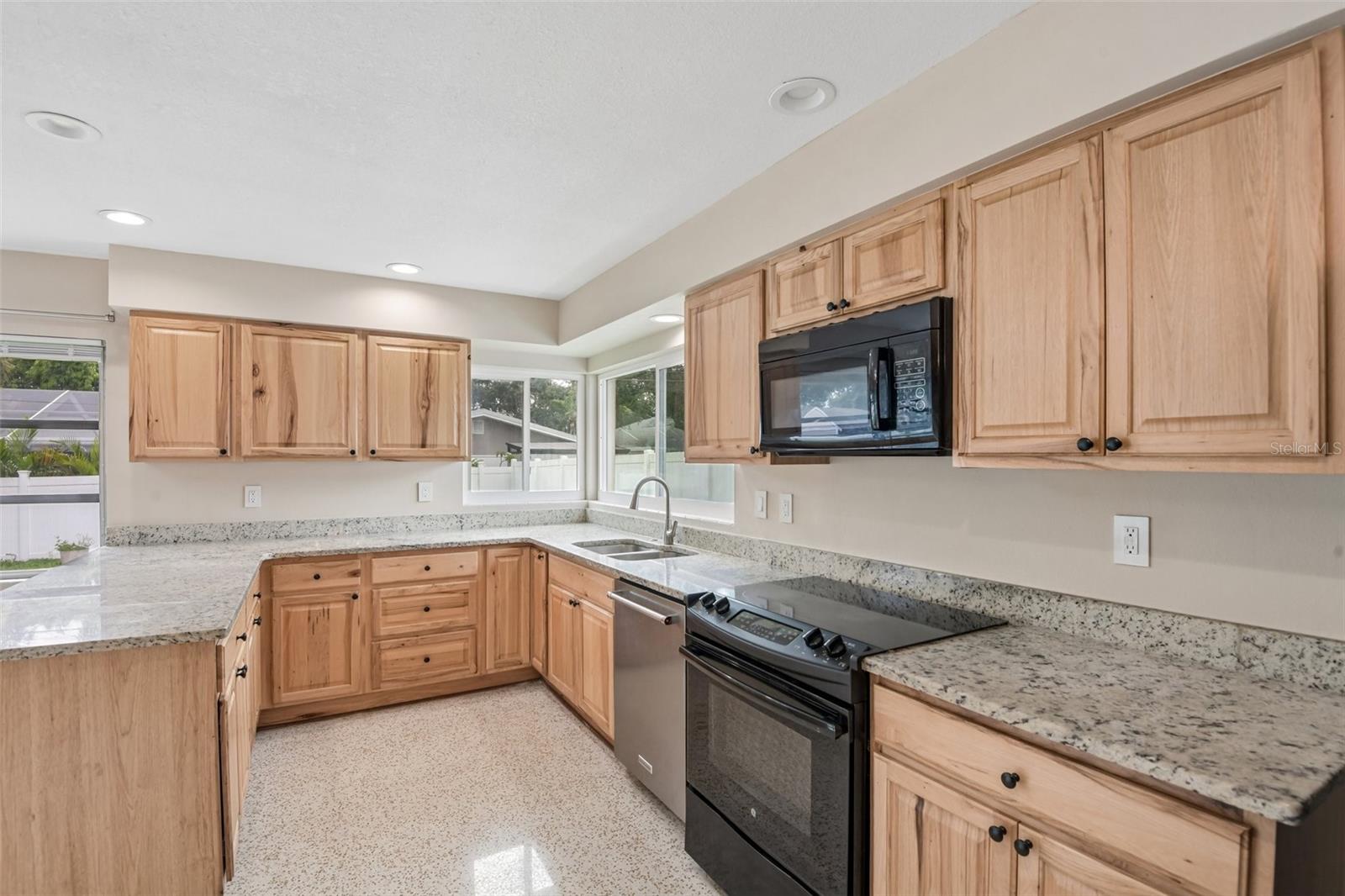 563 EASTVIEW RD, LARGO, FL — photo 9