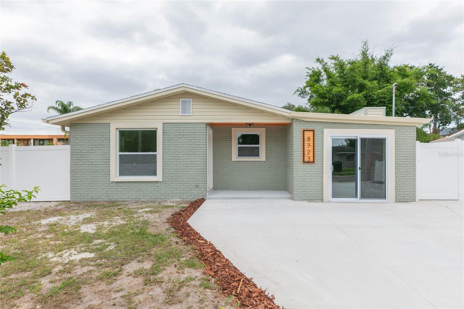 8723 N RIVER FOREST CIR, TAMPA, FL — photo 2