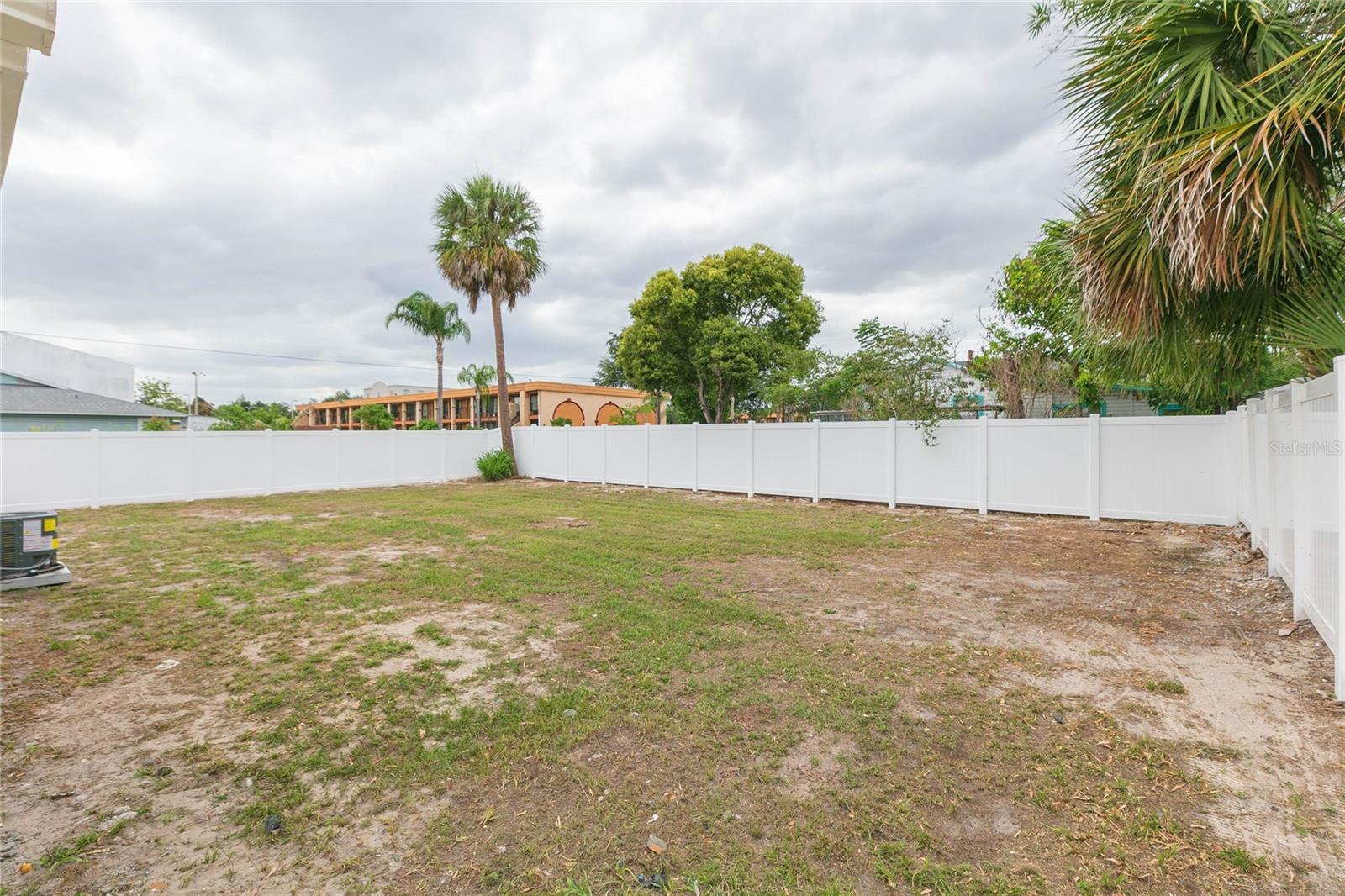 8723 N RIVER FOREST CIR, TAMPA, FL — photo 32