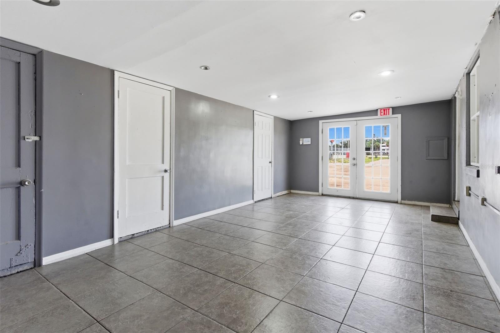 8710 E COLONIAL DR, ORLANDO, FL — photo 35