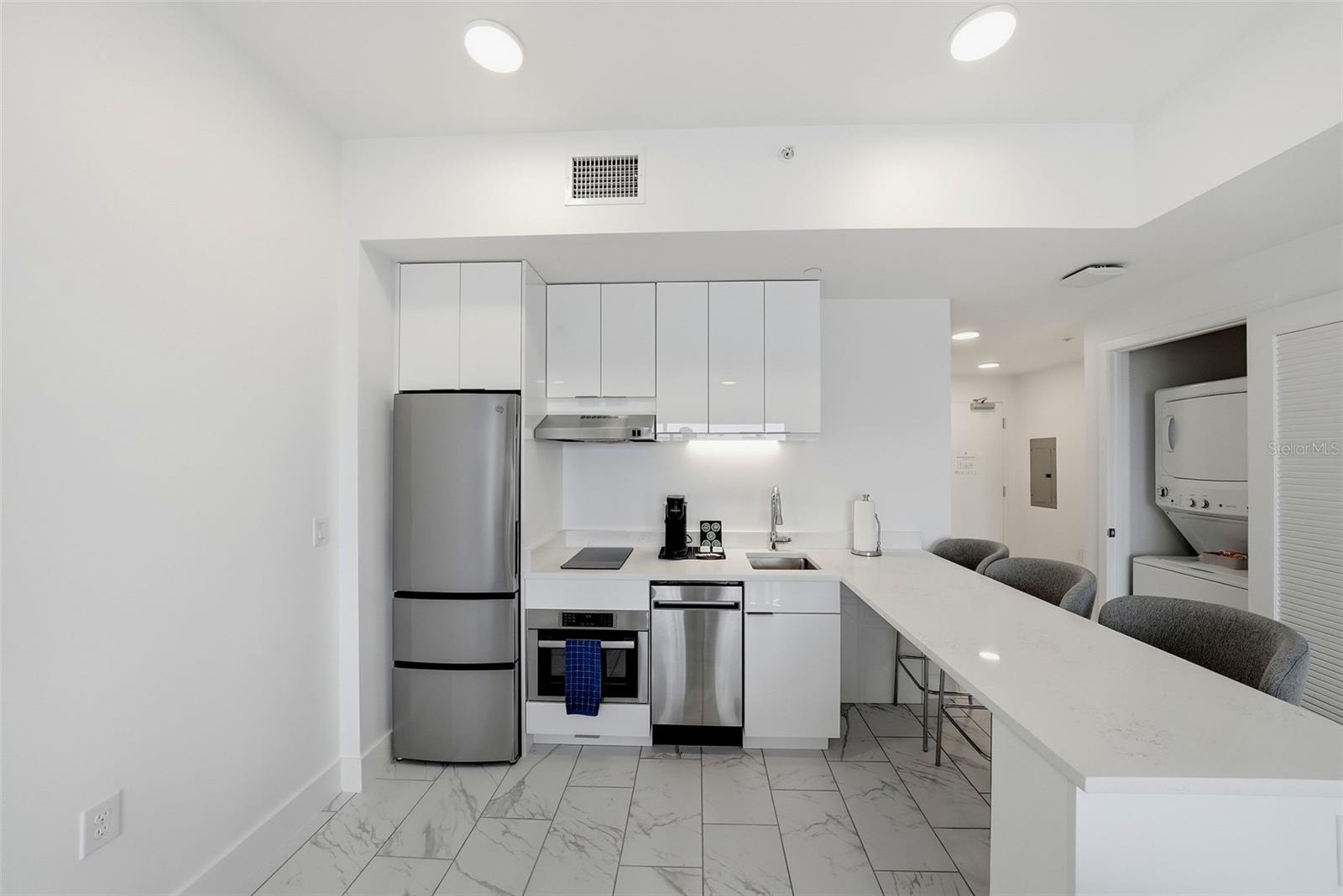 411 E SHORE DR #205, CLEARWATER BEACH, FL — photo 2