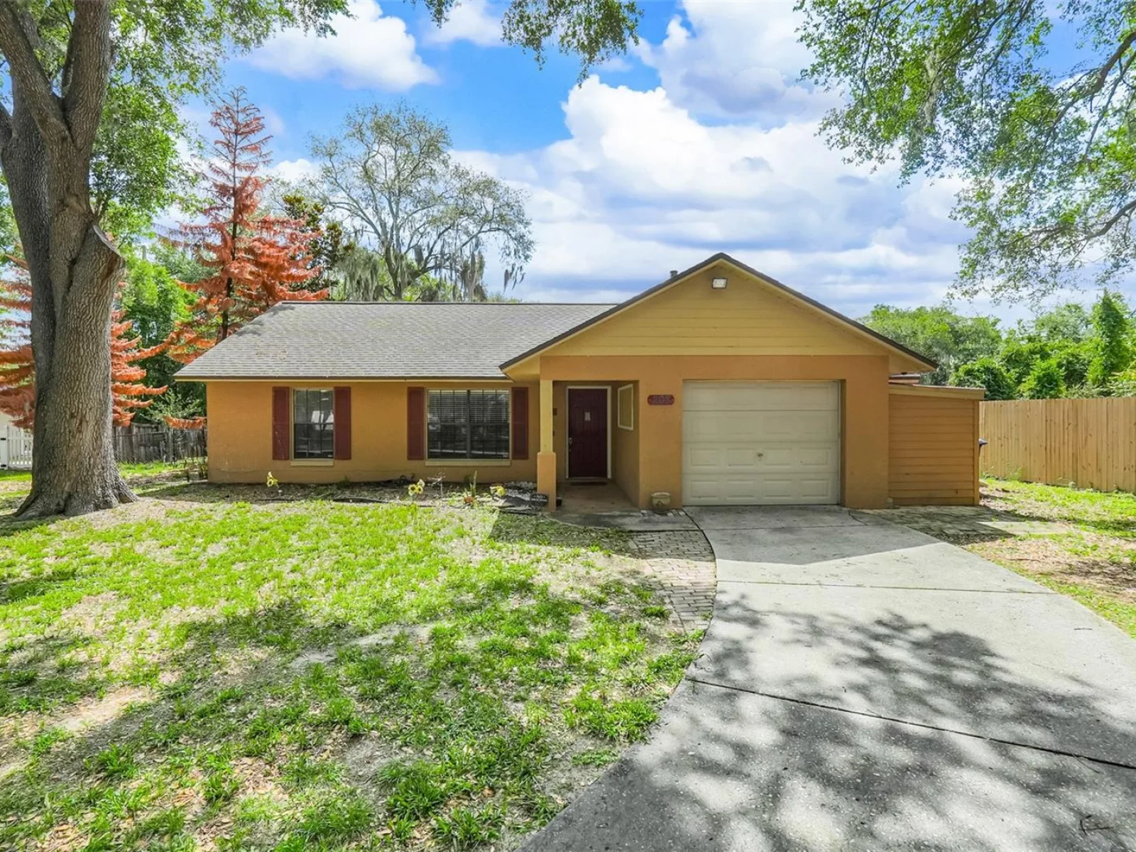 207 HOWARD CT, MASCOTTE, FL — photo 1