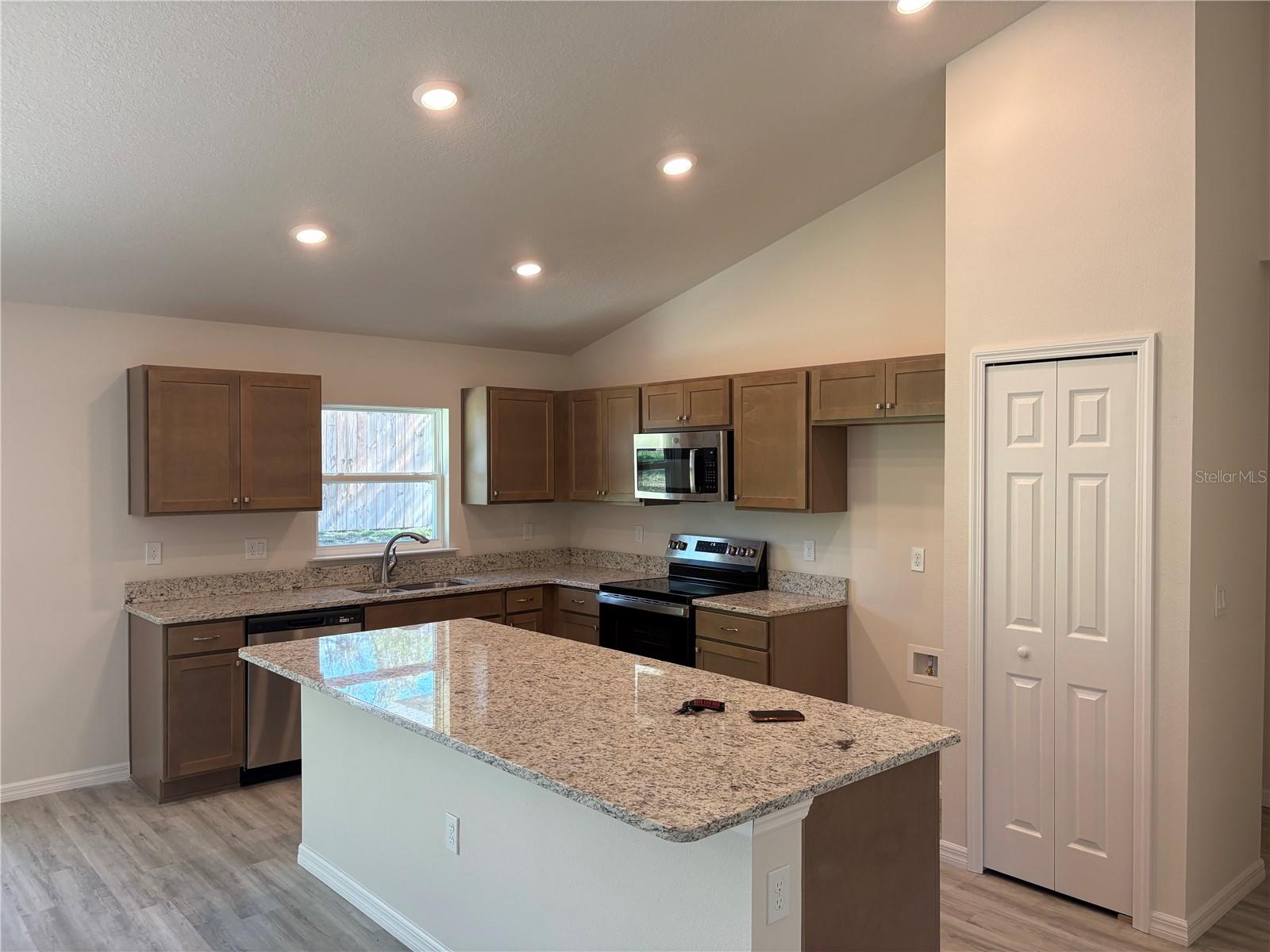 2377 W MENORES DR, CITRUS SPRINGS, FL — photo 5
