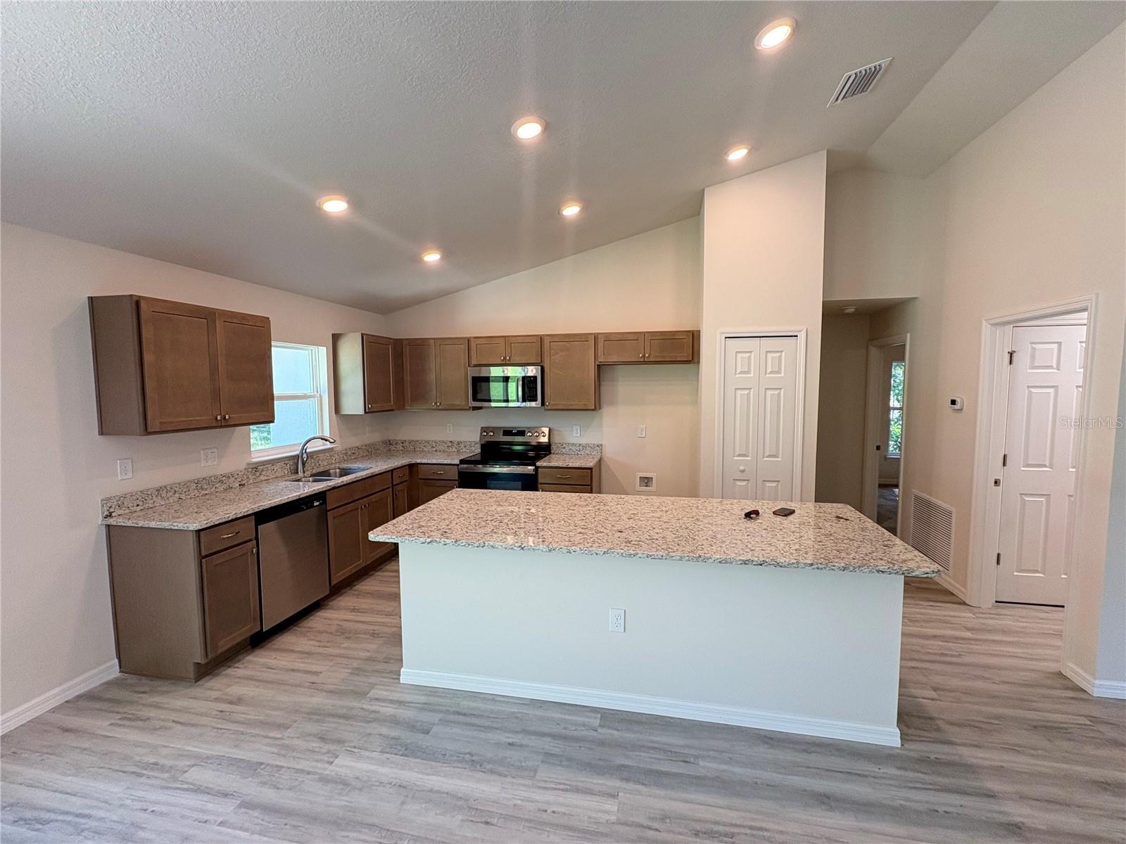 2377 W MENORES DR, CITRUS SPRINGS, FL — photo 6