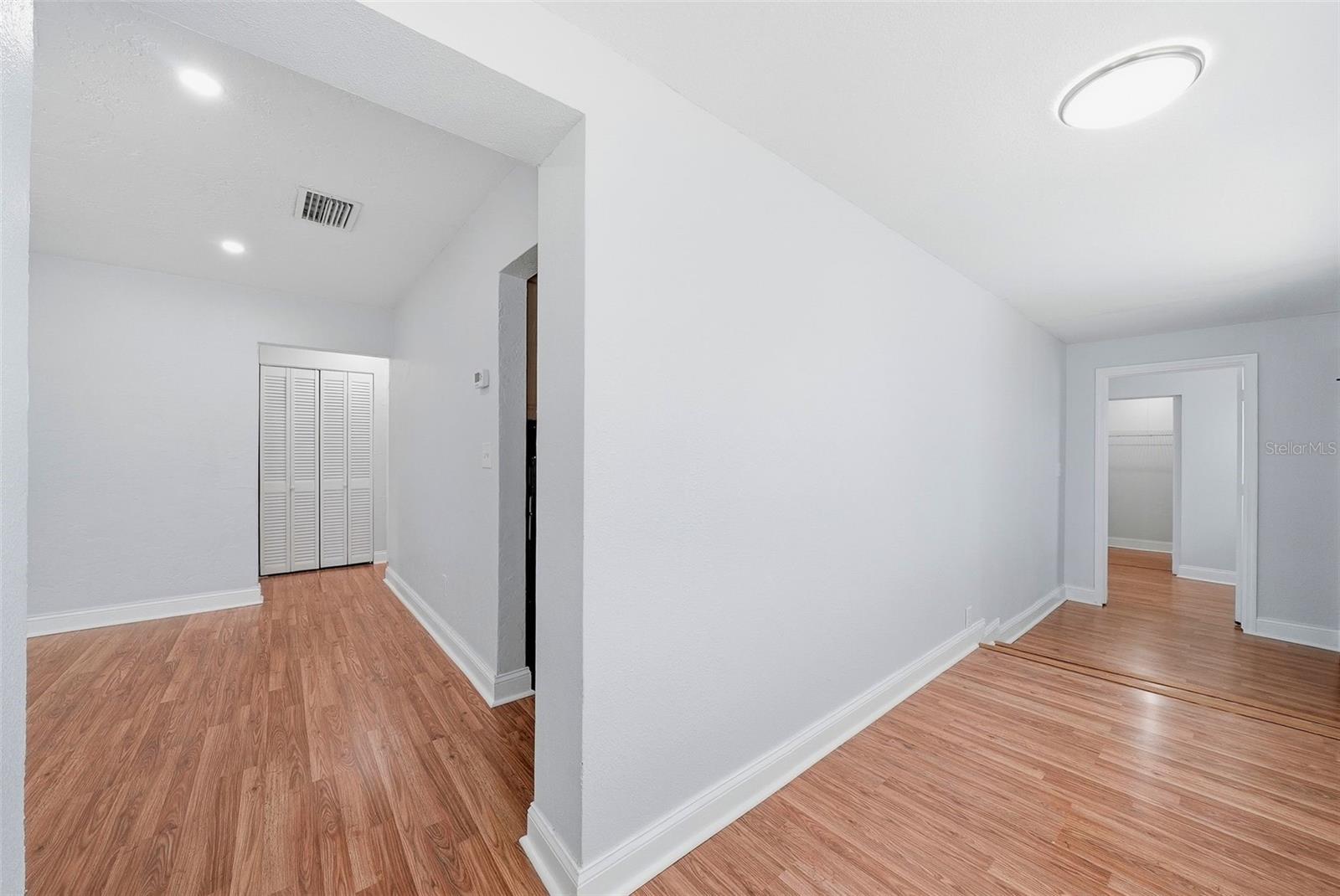 9310 N DARTMOUTH AVE, TAMPA, FL — photo 5