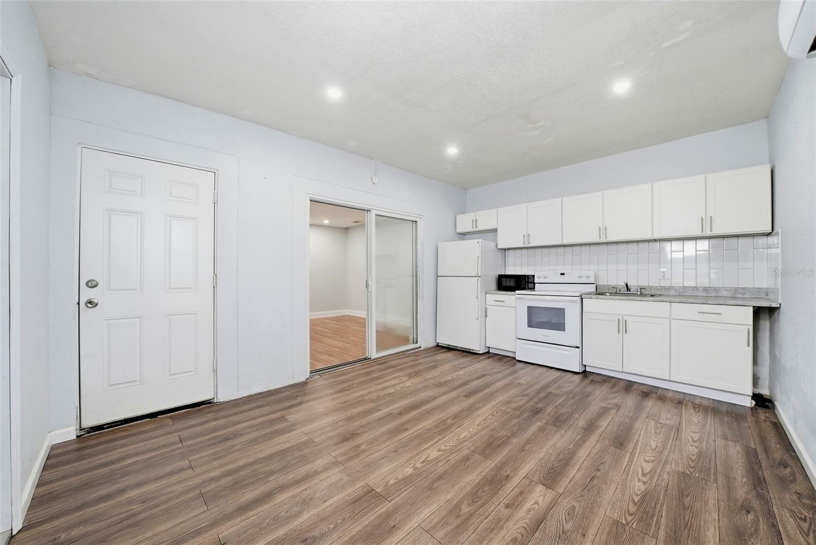 9310 N DARTMOUTH AVE, TAMPA, FL — photo 24