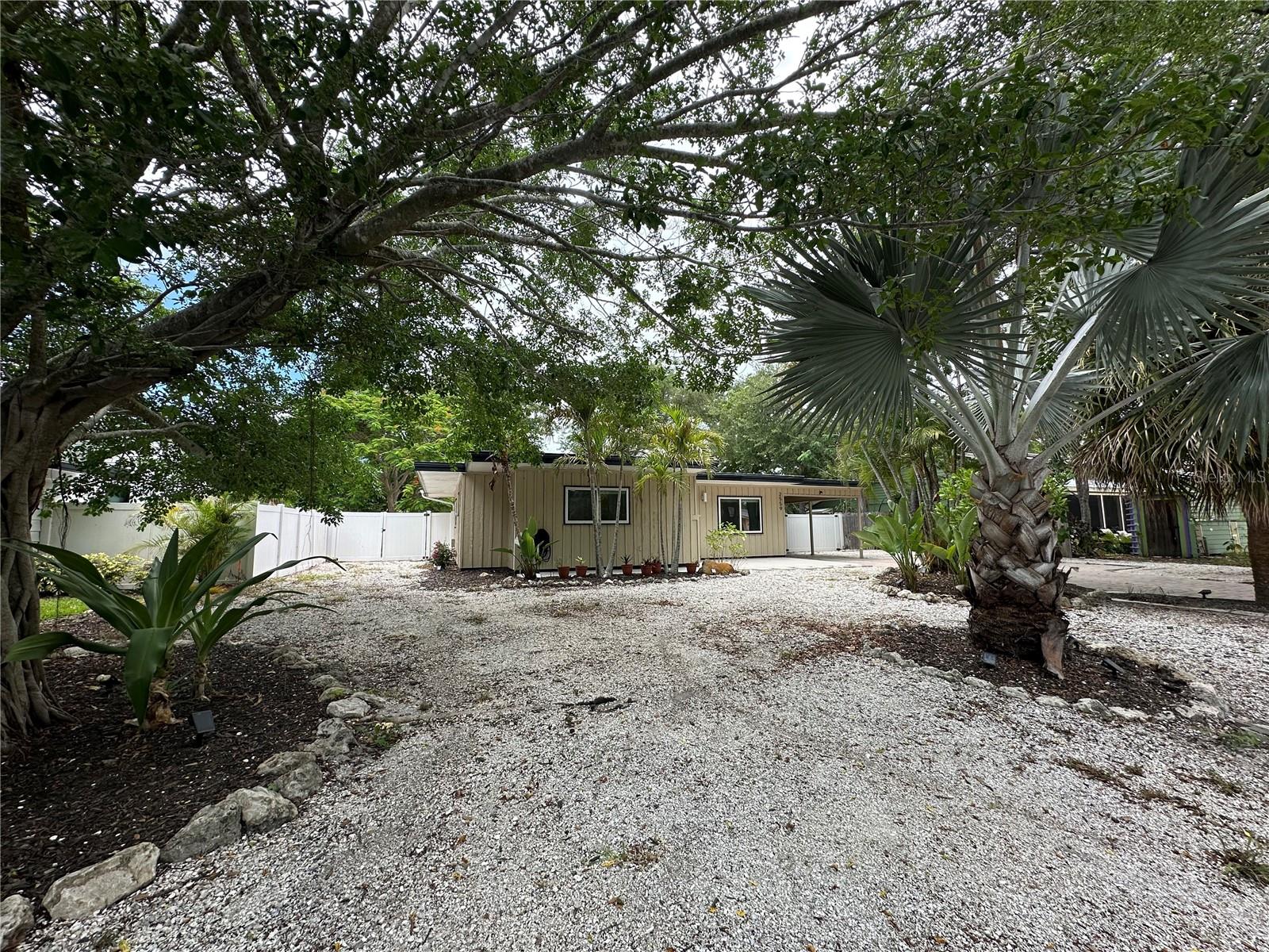 2559 E PAULSTAN CT, SARASOTA, FL — photo 5