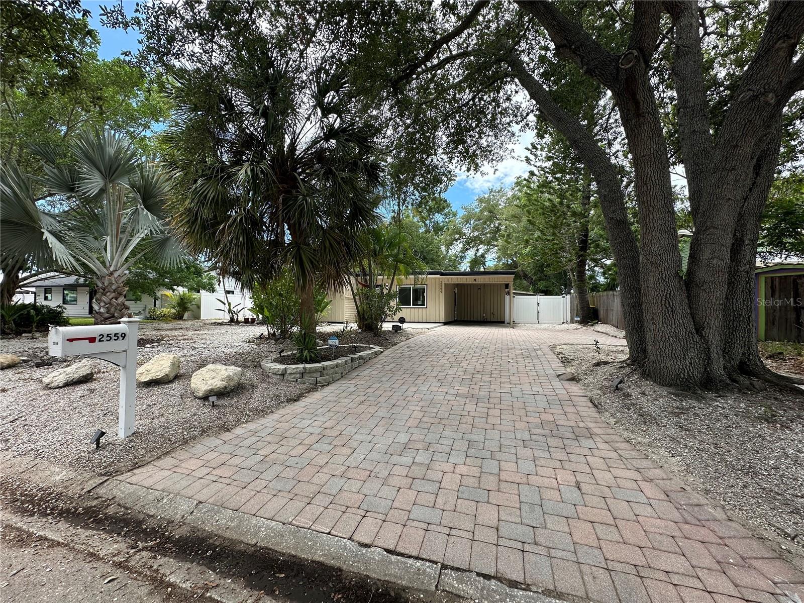 2559 E PAULSTAN CT, SARASOTA, FL — photo 6