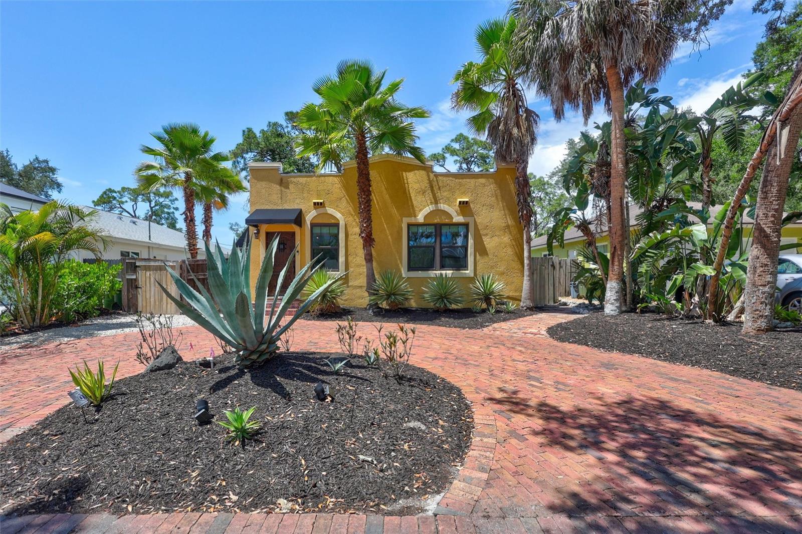 2437 FLOYD ST, SARASOTA, FL — photo 2