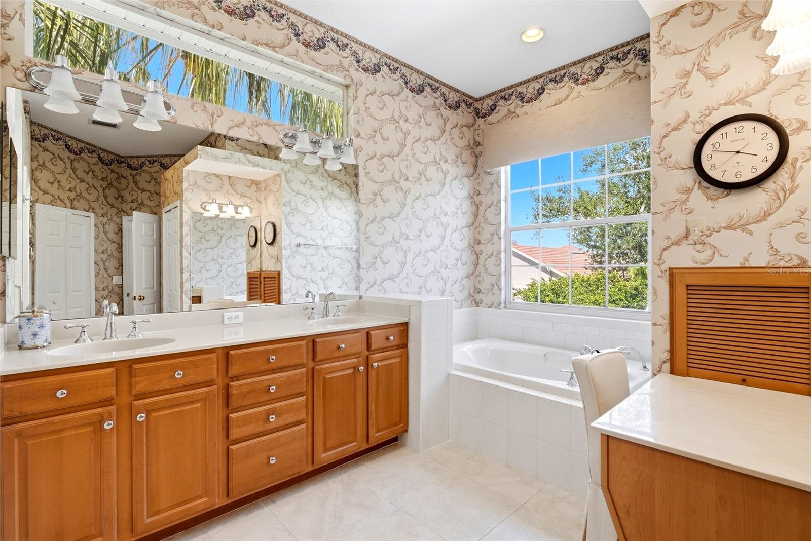 1246 DARLINGTON OAK CIR NE, ST PETERSBURG, FL — photo 29