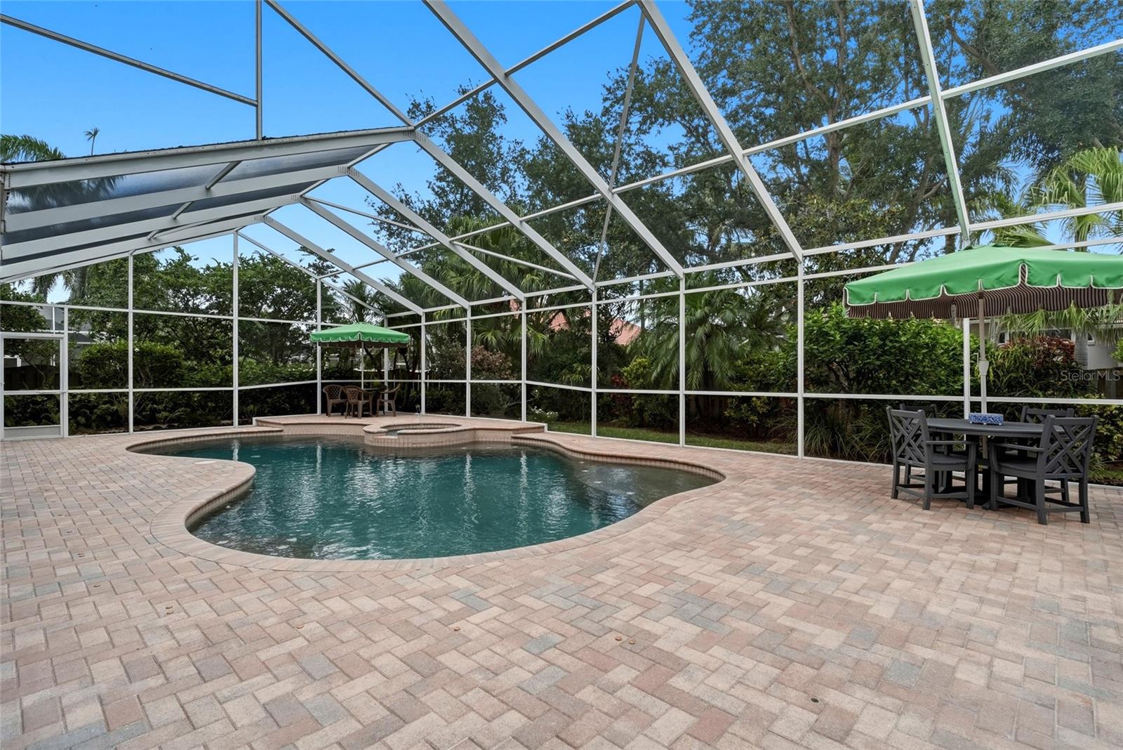 1246 DARLINGTON OAK CIR NE, ST PETERSBURG, FL — photo 56
