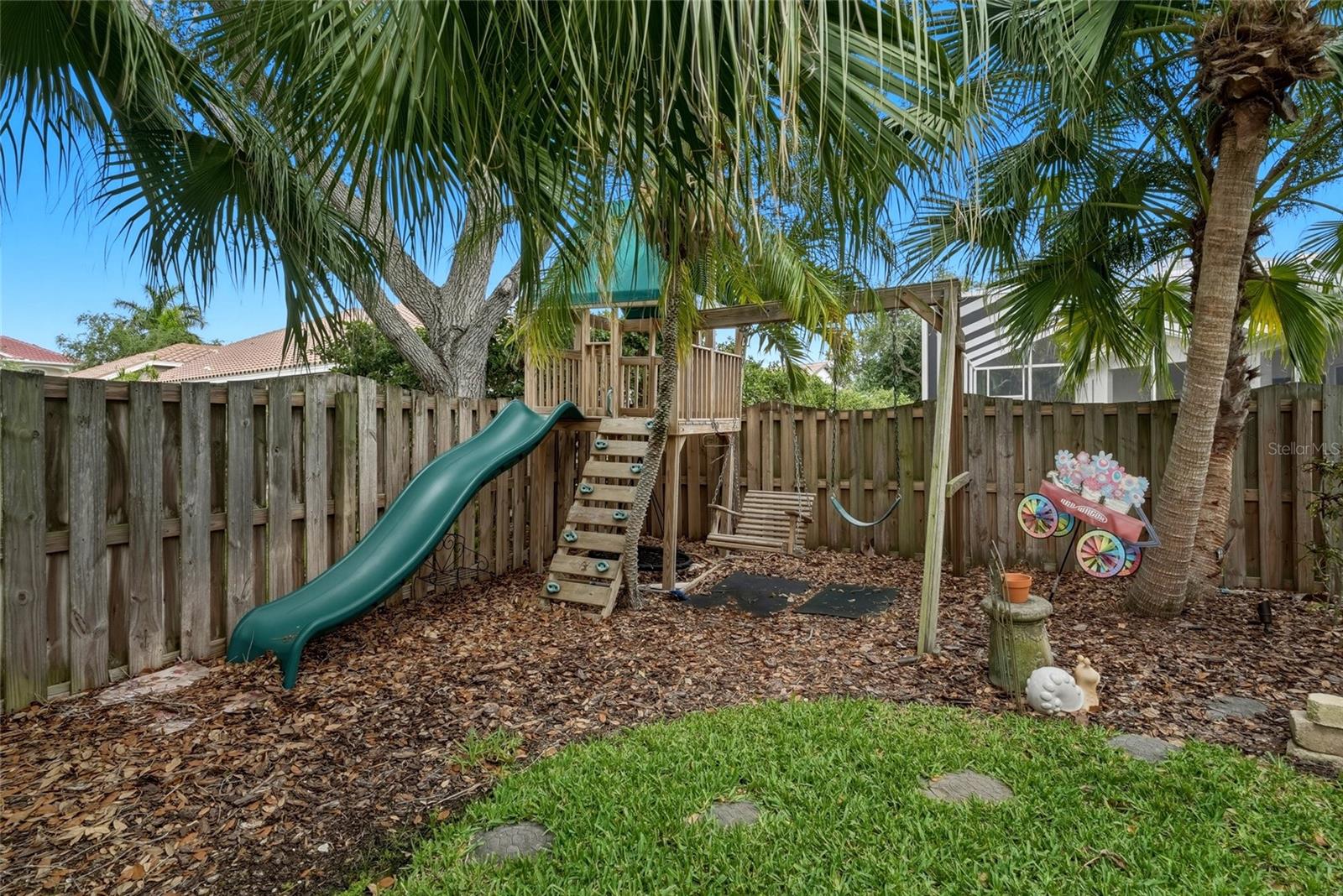 1246 DARLINGTON OAK CIR NE, ST PETERSBURG, FL — photo 67