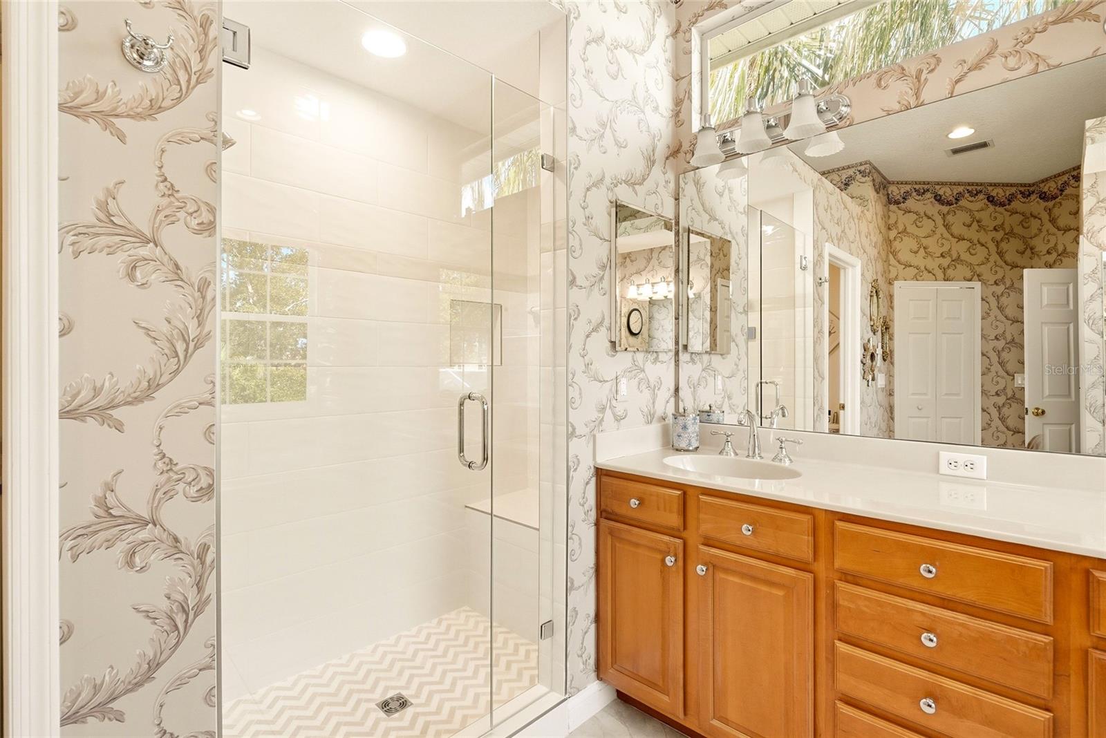 1246 DARLINGTON OAK CIR NE, ST PETERSBURG, FL — photo 31