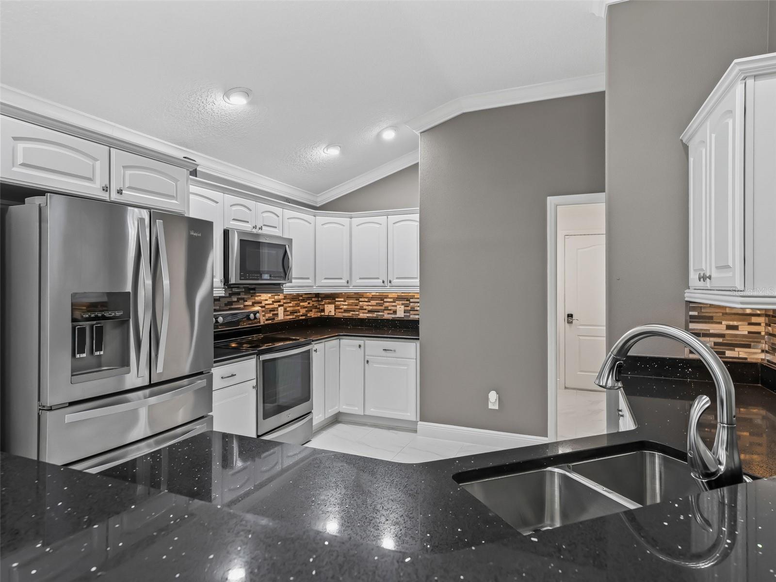 3556 MISTLETOE CT, THE VILLAGES, FL — photo 23