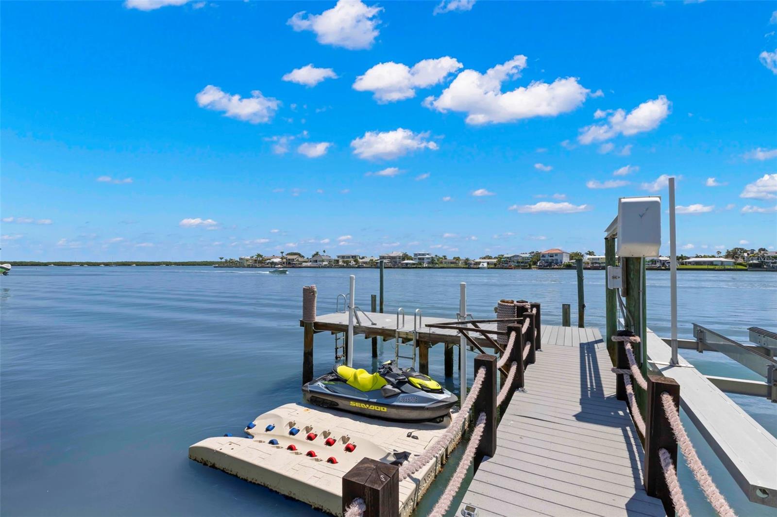 819 BAY ESPLANADE, CLEARWATER BEACH, FL — photo 11