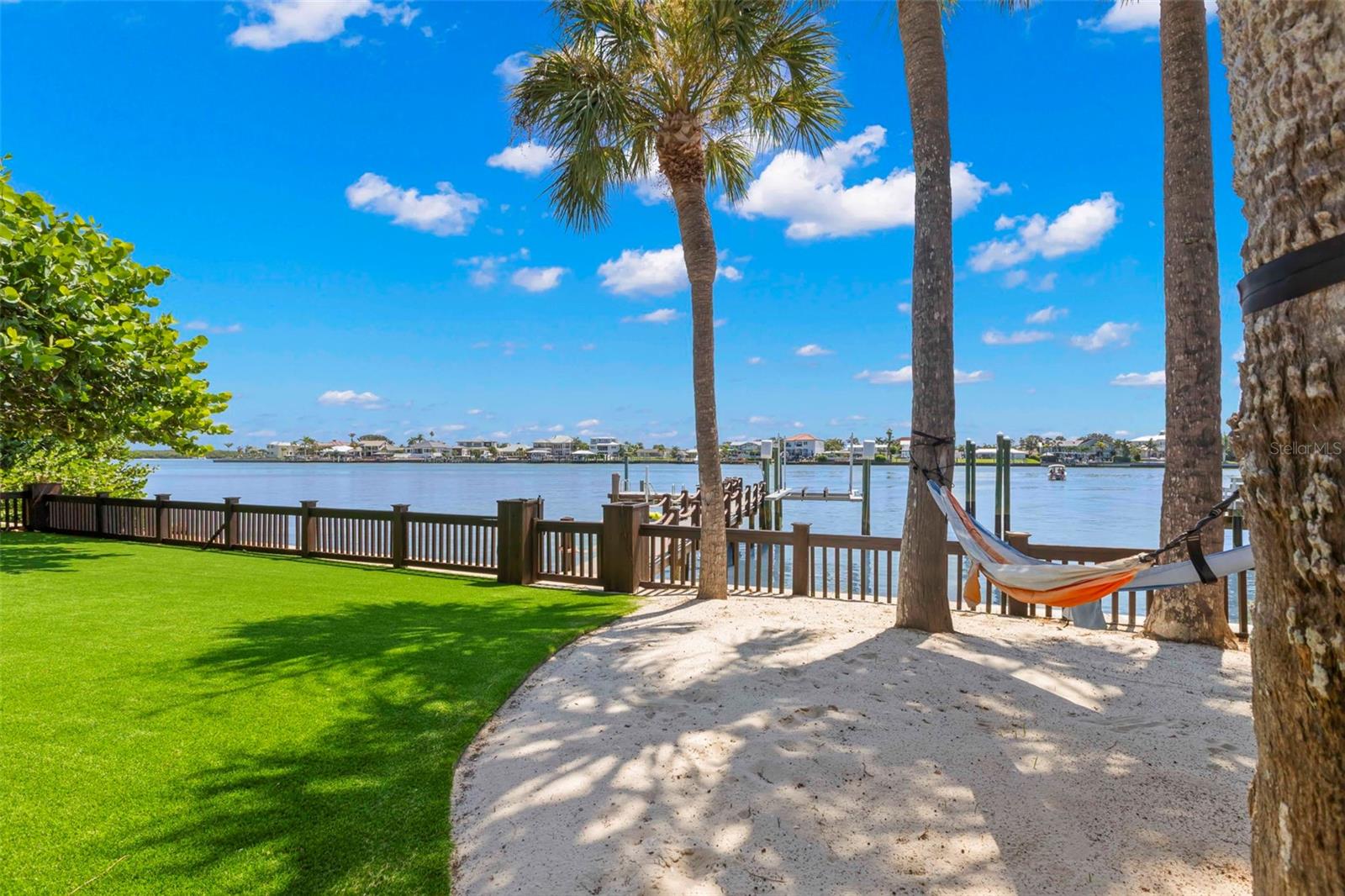 819 BAY ESPLANADE, CLEARWATER BEACH, FL — photo 33