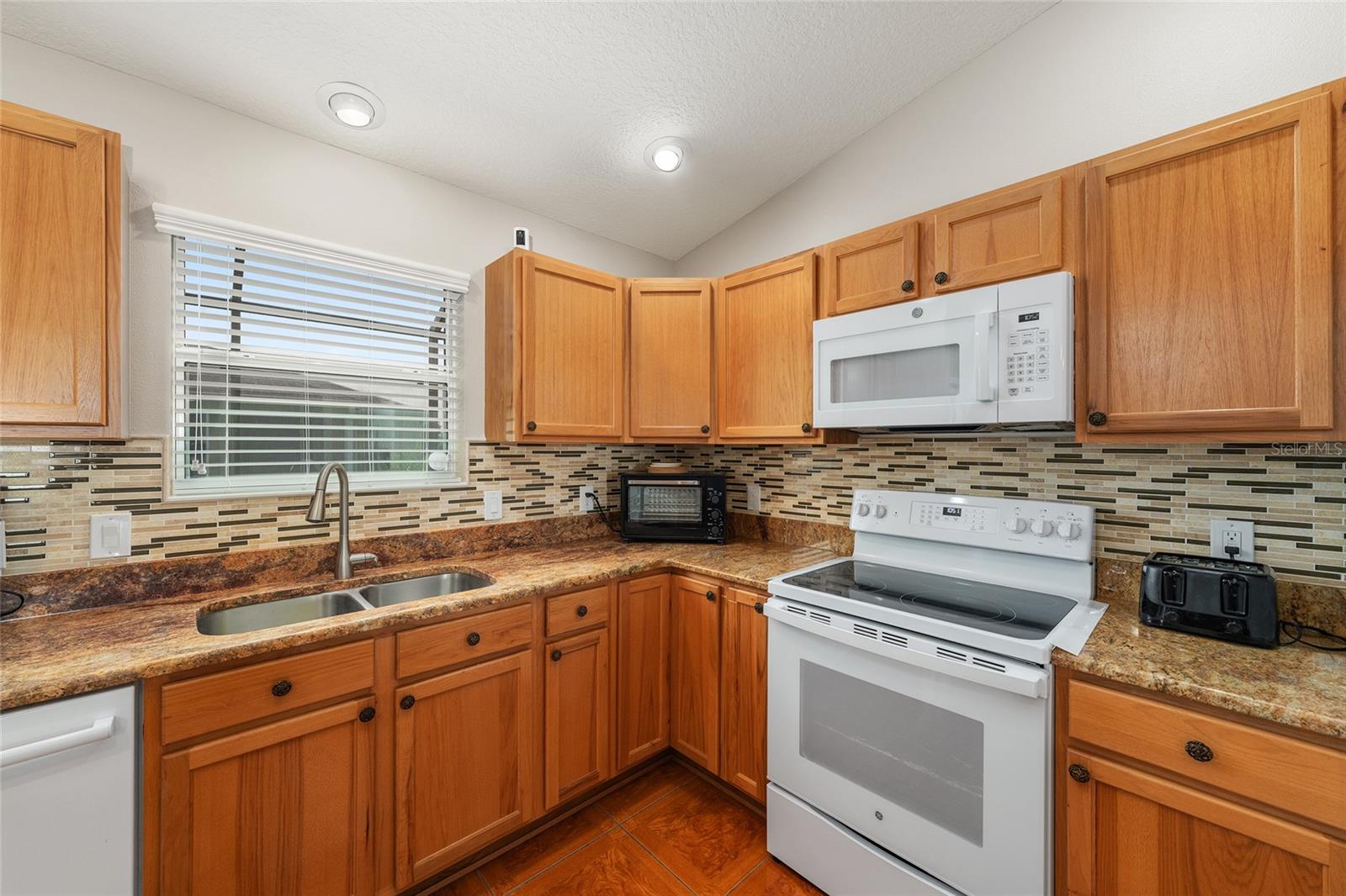 2446 HOPESPRING LOOP, THE VILLAGES, FL — photo 17