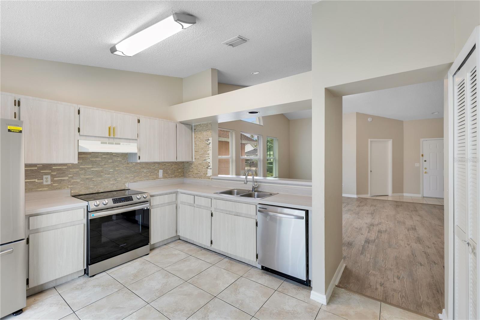 8821 PARLIAMENT CT, KISSIMMEE, FL — photo 6