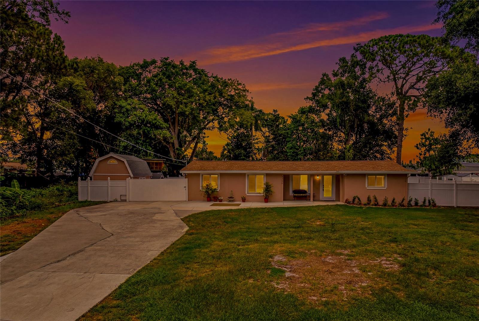 8205 WESTRIDGE DR, TAMPA, FL — photo 3