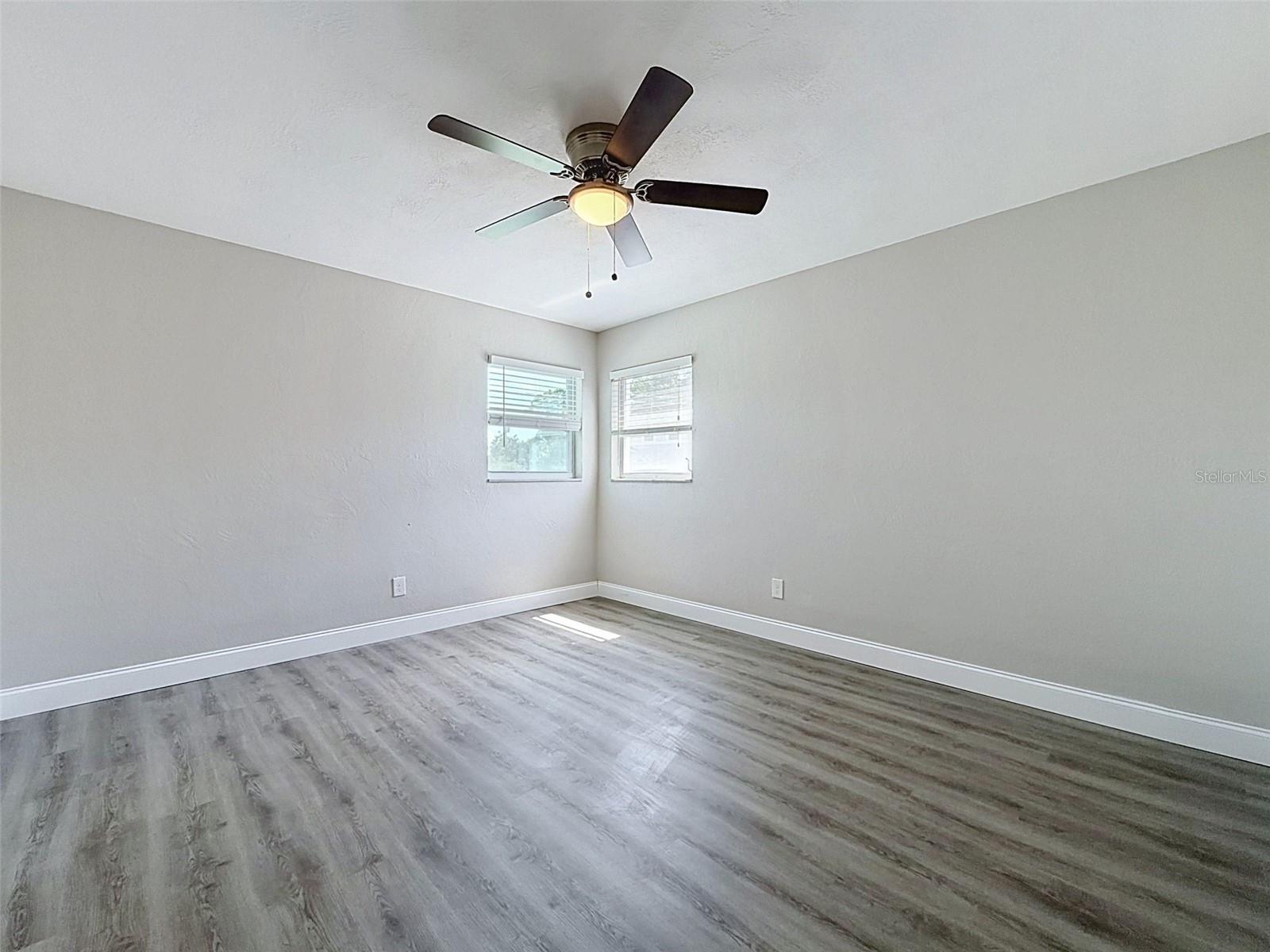 307 87TH AVE NE, ST PETERSBURG, FL — photo 17