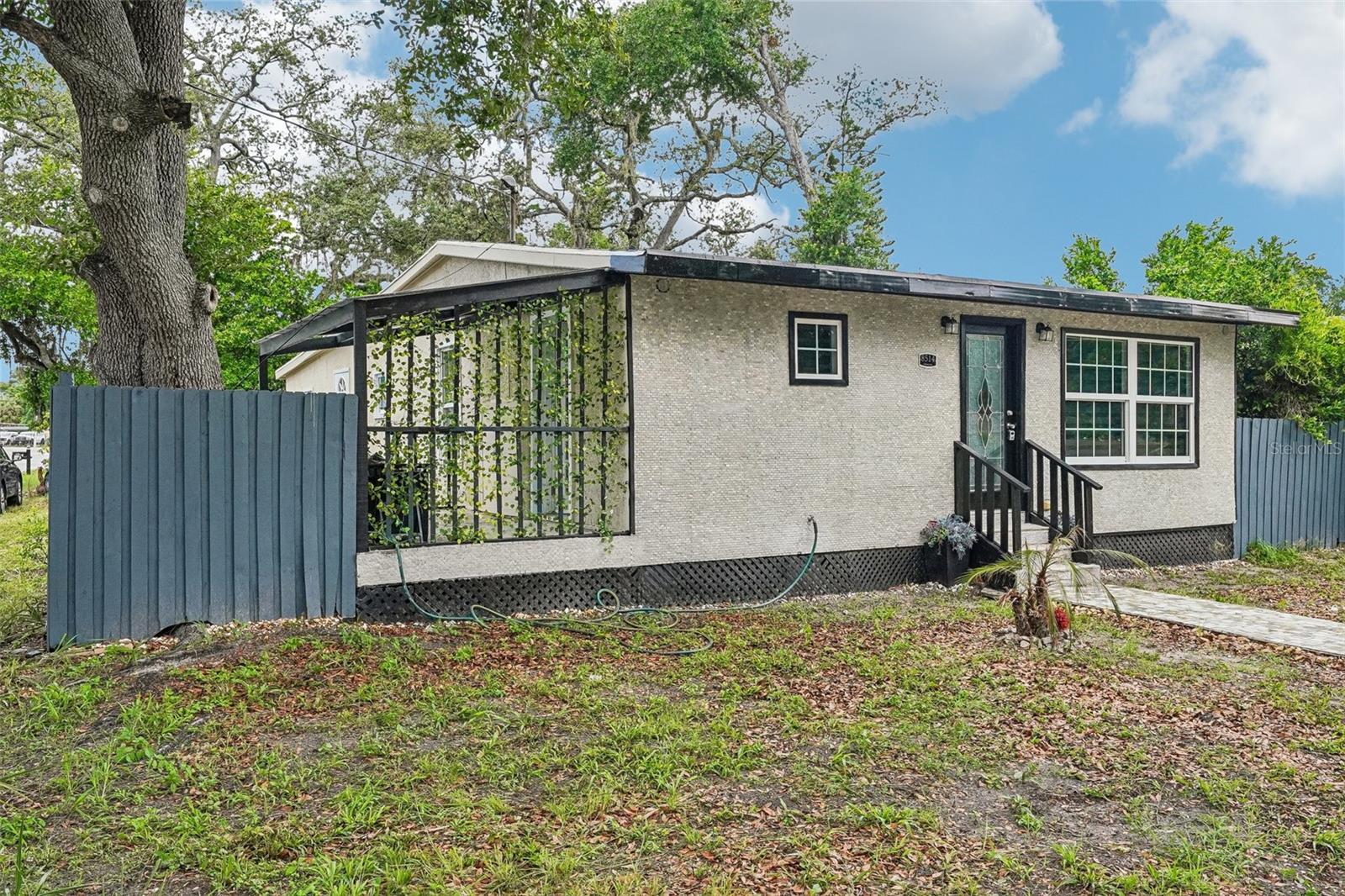 8514 N BRANCH AVE, TAMPA, FL — photo 4