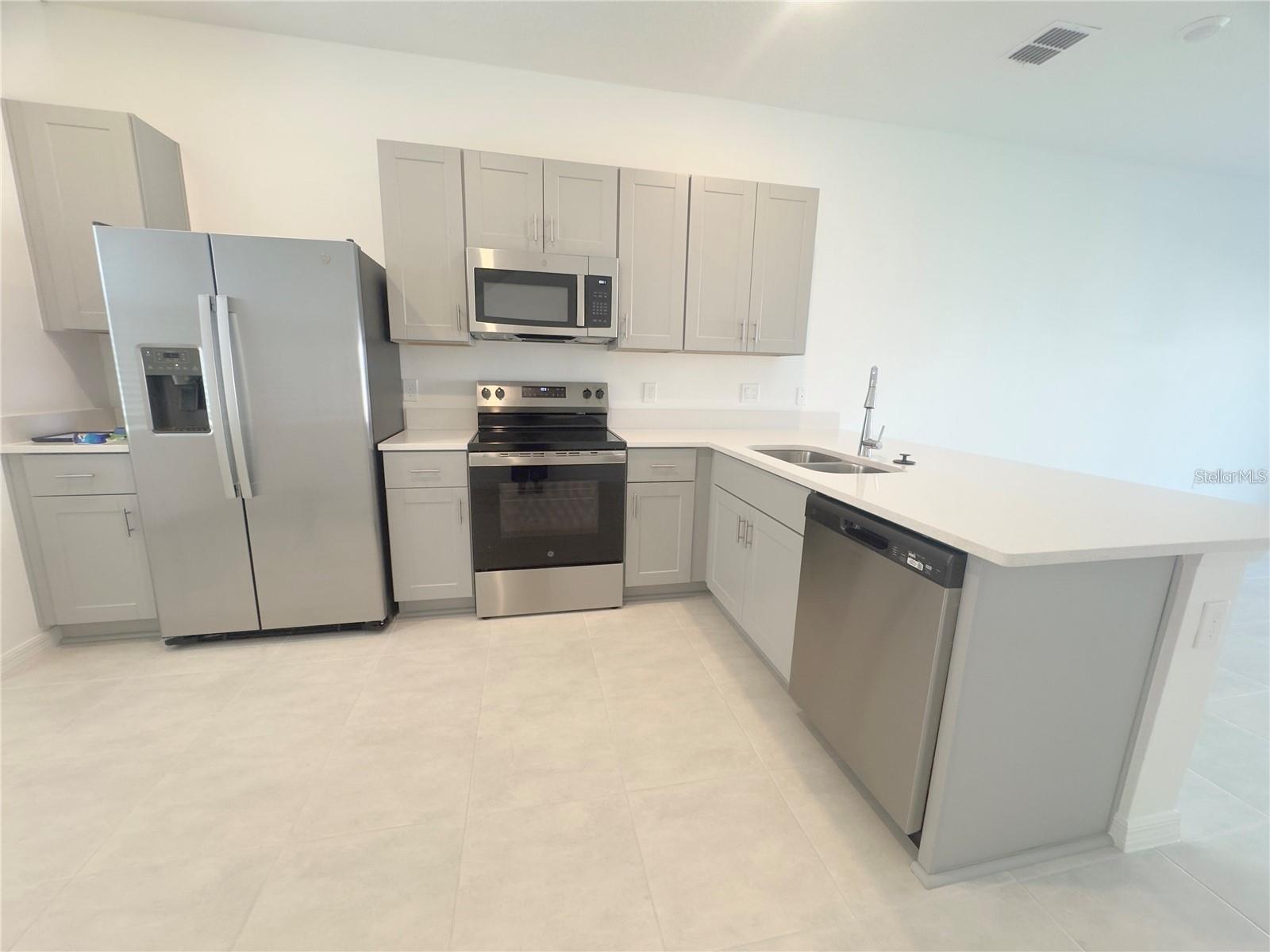 2852 SKYLINE LOOP, KISSIMMEE, FL — photo 2
