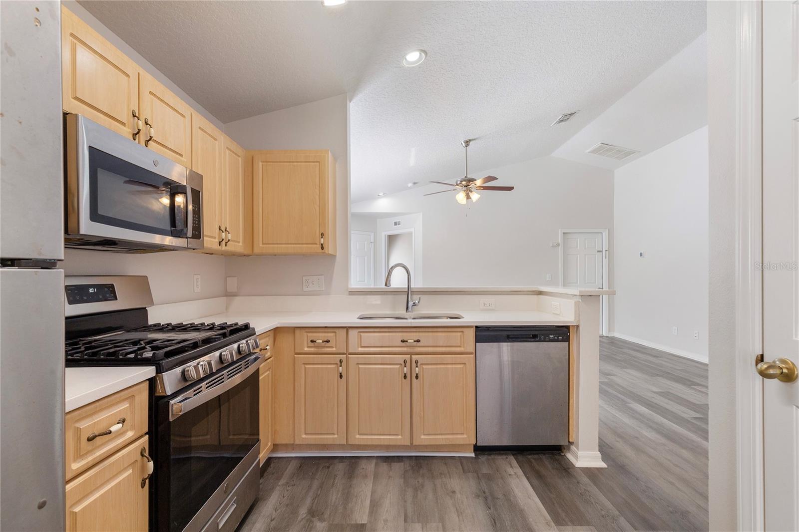 7456 OXFORD GARDEN CIR, APOLLO BEACH, FL — photo 3
