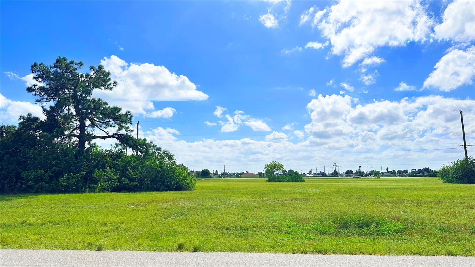 566 NE 4TH TER, CAPE CORAL, FL