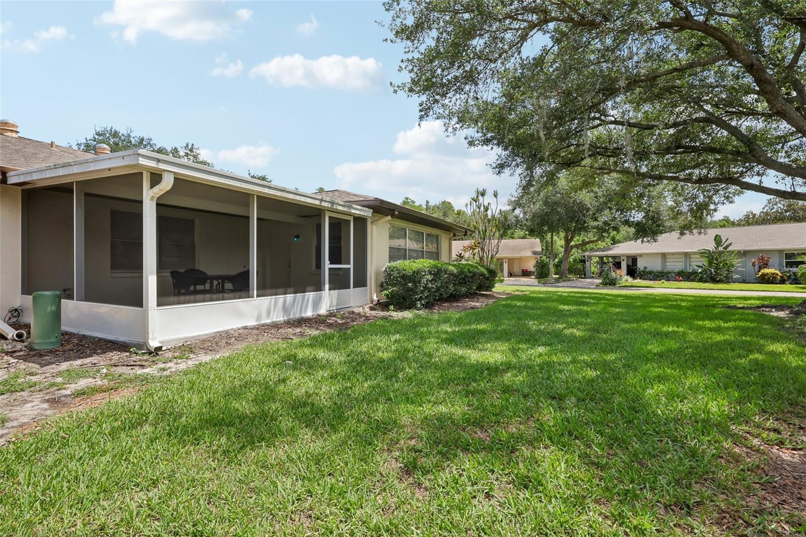 2017 HAMPSTEAD CIR, SUN CITY CENTER, FL — photo 33